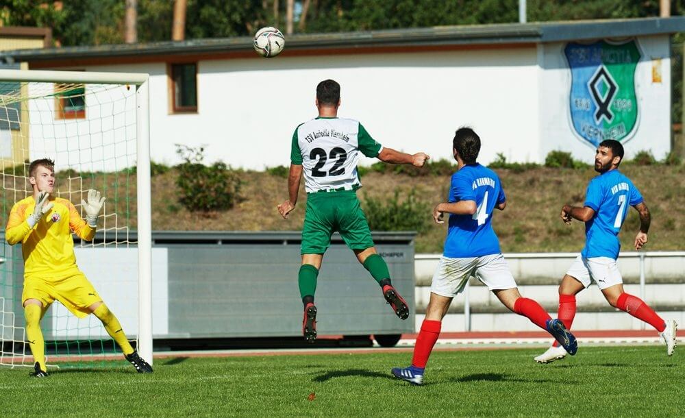 TSV Amicitia Viernheim - VfR Mannheim II, Kreisliga, Viernheims zweifacher Torschütze Matteo Monetta köpft hier über das gegnerische Tor. Bild: Berno Nix
