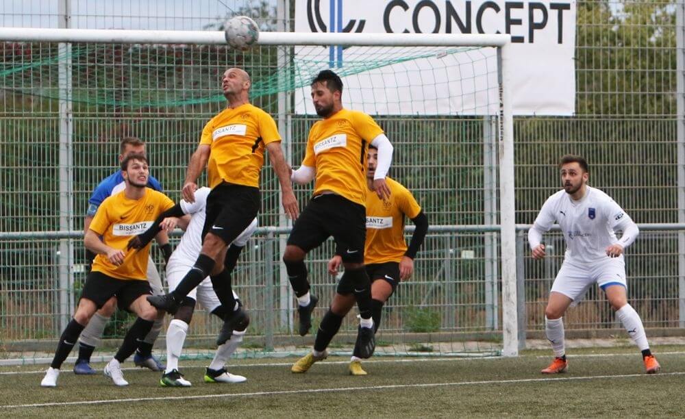 Spielszene KSC Schwetzingen - VfB Gartenstadt II (1:1).   Bild: Lothar Fischer