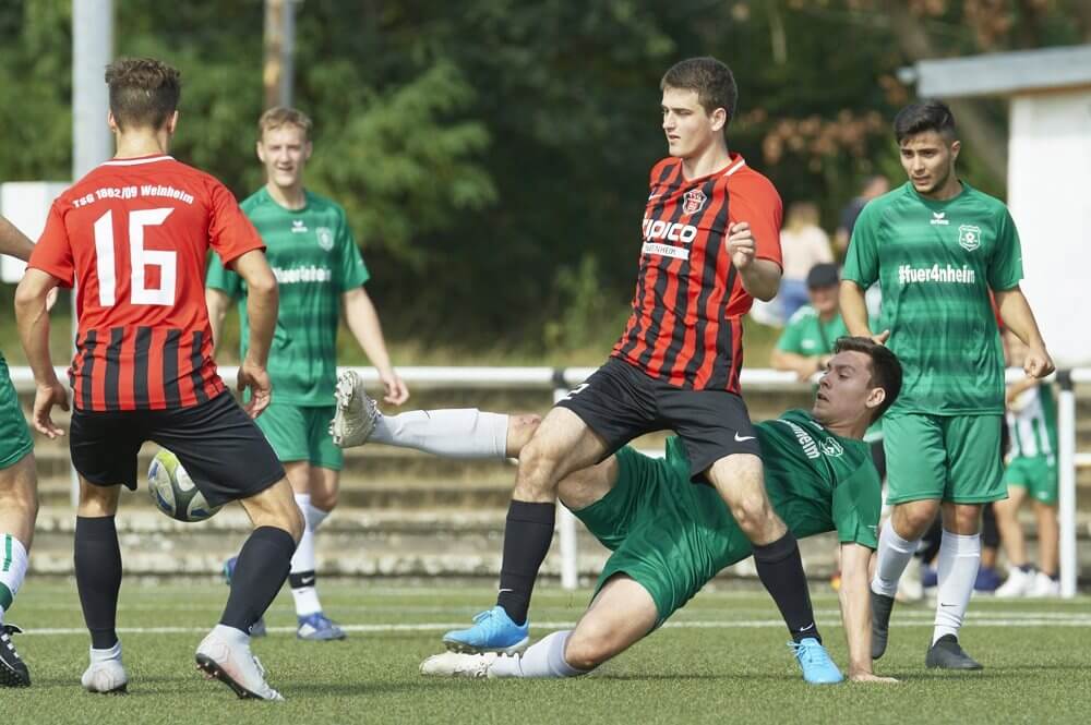 Spielszene TSV Amicitia Viernheim II - TSG Weinheim II aus der A II, v.l. die Weinheimer Leopold Fiederlein und Florian Rühle gegen Viernheims Tom Riesinger Bild: Berno Nix