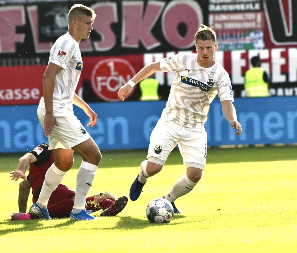Sandhausens Dennis Linsmayer (rechts) musste mit dem Verdacht einer schweren Gehirnerschütterung aus dem Spiel. Bild: AS Sportfoto