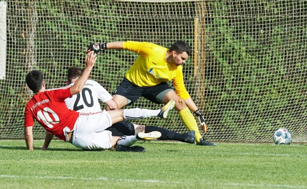 Verbandspokal 1. Runde, SKV Sandhofen - FC Türkspor Mannheim, das 3:1 für Türkspor, v.l. Türkspors Torschütze Sencer Koc, Sandhofens Marius Szymczak und Sandhofens Torwart Markus Wollnik. Bild: Berno Nix