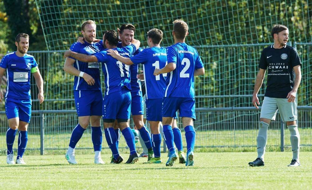 SpVgg Wallstadt - FC Germania Friedrichsfeld, Kreisliga, Torjubel bei Wallstadt (1:0), v.l. Mario Geggus, Sebastian Stihler, Carmelo Pecoraro, Torschütze Fred Höhnle, Marcel Kaspar und Henrik Heinemann, ganz re. Friedrichsfelds Marc Hanselmann. Bild: Berno Nix
