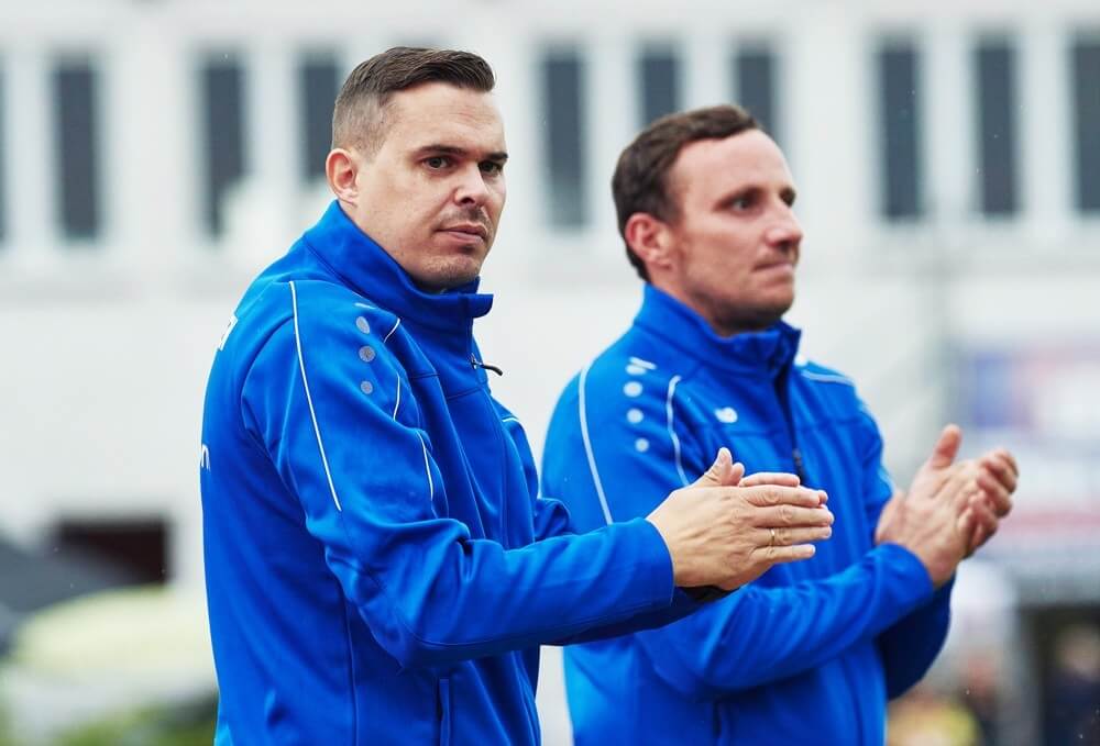 Sandhofens Coach Christian Hofsaess kann zufrieden sein. Pokalsieger 19/20 und mit 2 Siegen in die Saison gestartet. Rechts im Bild Alexander Heilmann. Bild: Berno Nix