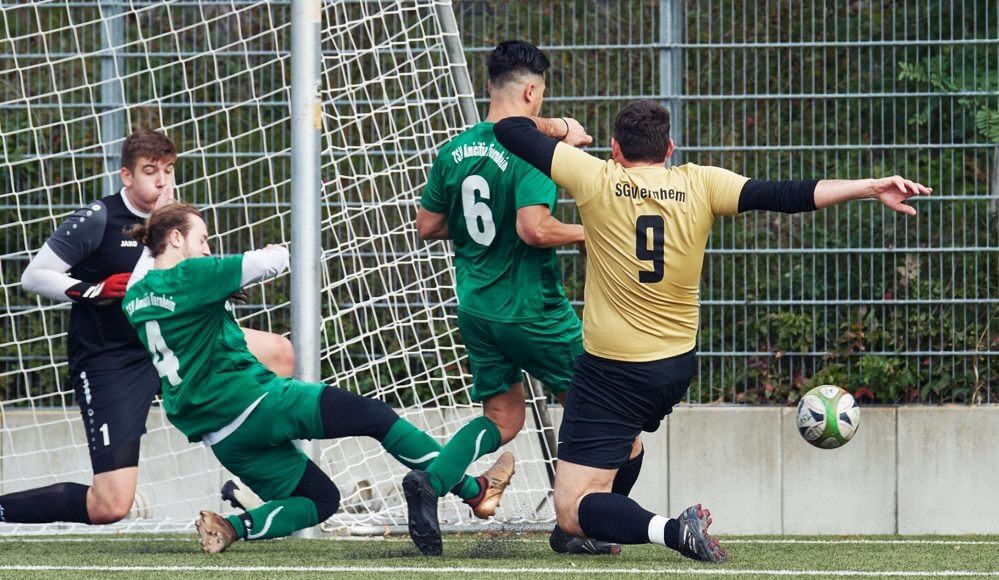 TSV Amicitia Viernheim II - SG Viernheim, Kreisklasse A2, vor dem TSV-Tor v.l. TSVA-Torwart Marvin Winkenbach, Mathis Mandel (TSVA), Daniel Jakob (TSVA) und Jaton Blakaj (SG). Bild: Berno Nix