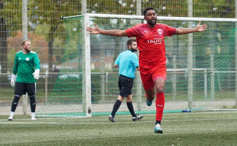 Rheinaus Darnell Hill jubelt über seinen Treffer zum 2:0 in der Nachspielzeit. Bild: Berno Nix