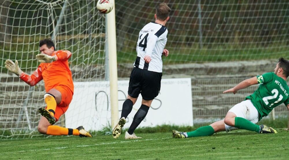 MFC Phoenix Mannheim - SKV Sandhofen, Kreisklasse A2,  Sandhofens Tim Oberdorf verfehlt hier das gegnerische Tor nur knapp, li. Phoenix-Keeper Adnan Masic, re. Phoenix Leotrim Ferataj. Bild: Berno Nix