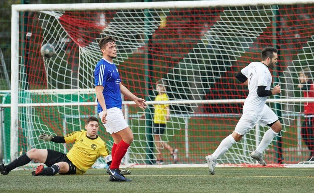 SpVgg 03 Ilvesheim - MFC 08 Lindenhof, Kreisliga, das 3:1 fuer Ilvesheim, v.l. Lindenhofs Torwart Timo Jehle, Lindenhofs Valimir Haziri und Ilvesheims Torschütze Alexander Hilbert. Bild: Berno Nix