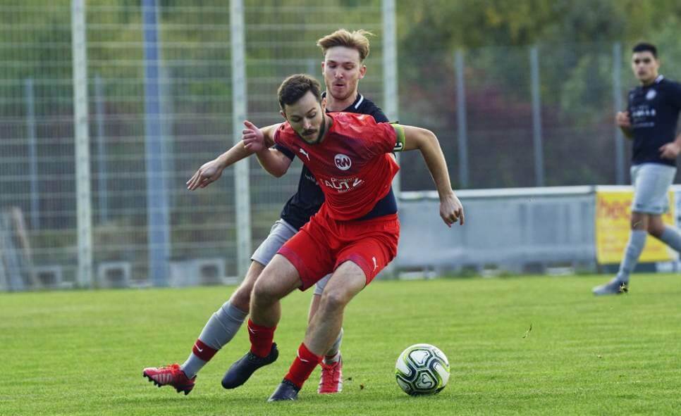 Szene aus SC RW Rheinau gegen FC Germania Friedrichsfeld, v.l. Alessandro Mormone (RWR) gegen Sebastian Knupfer (FCG)  Bild: Berno Nix