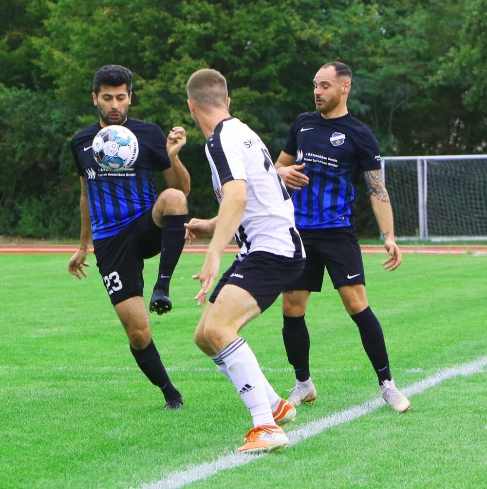 Archivbild: DJK/Fortuna Edingen-Neckarhausen gegen SKV Sandhofen, v.li.Hassan Karakus, Jakub Bednarski und Dario Schneider Bild: Lothar Fischer