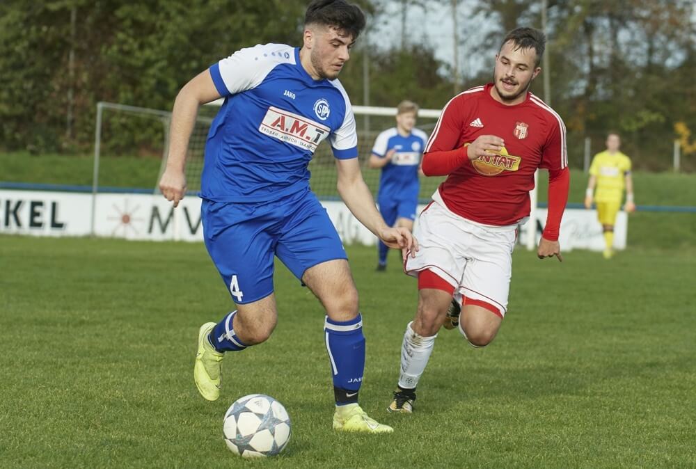 Aus der Kreisklasse A1, v.l. Berk Önder (SC Pfingstberg-Hochstätt) gegen Ilyas Can Dinc (FC Türkspor Manheim II) Bild: Berno Nix