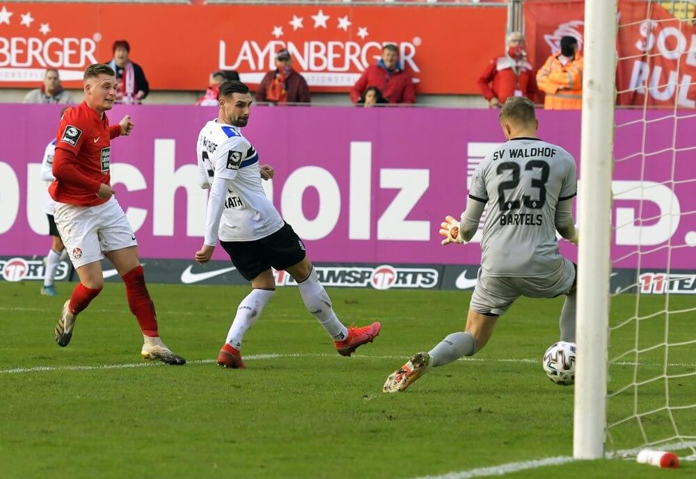 SVW-Torhüter Jan-Christoph Bartels, hier beim Spiel in Kaiserslautern, trifft auf seinen Ex-Club Wehen Wiesbaden Bild: AS Sportfoto