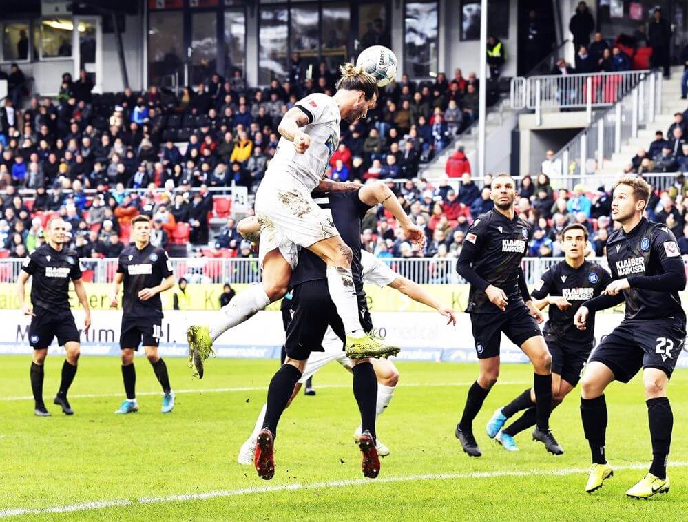 Spielszene SV Sandhausen - KSC / Saison 19/20. Sandhausens Diekmeier beim Kopfball auf das Tor des KSC. Bild: AS Sportfoto
