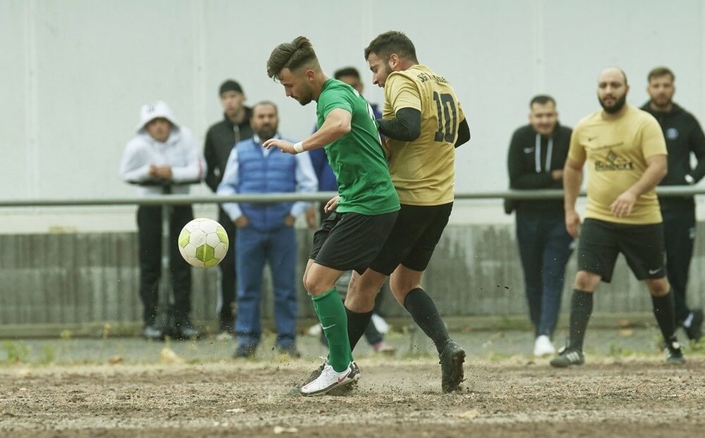 v.li. Besnik Beljuli (MFC Phönix) gegen Enrico Crudo (SG Viernheim) Bild: Berno Nix