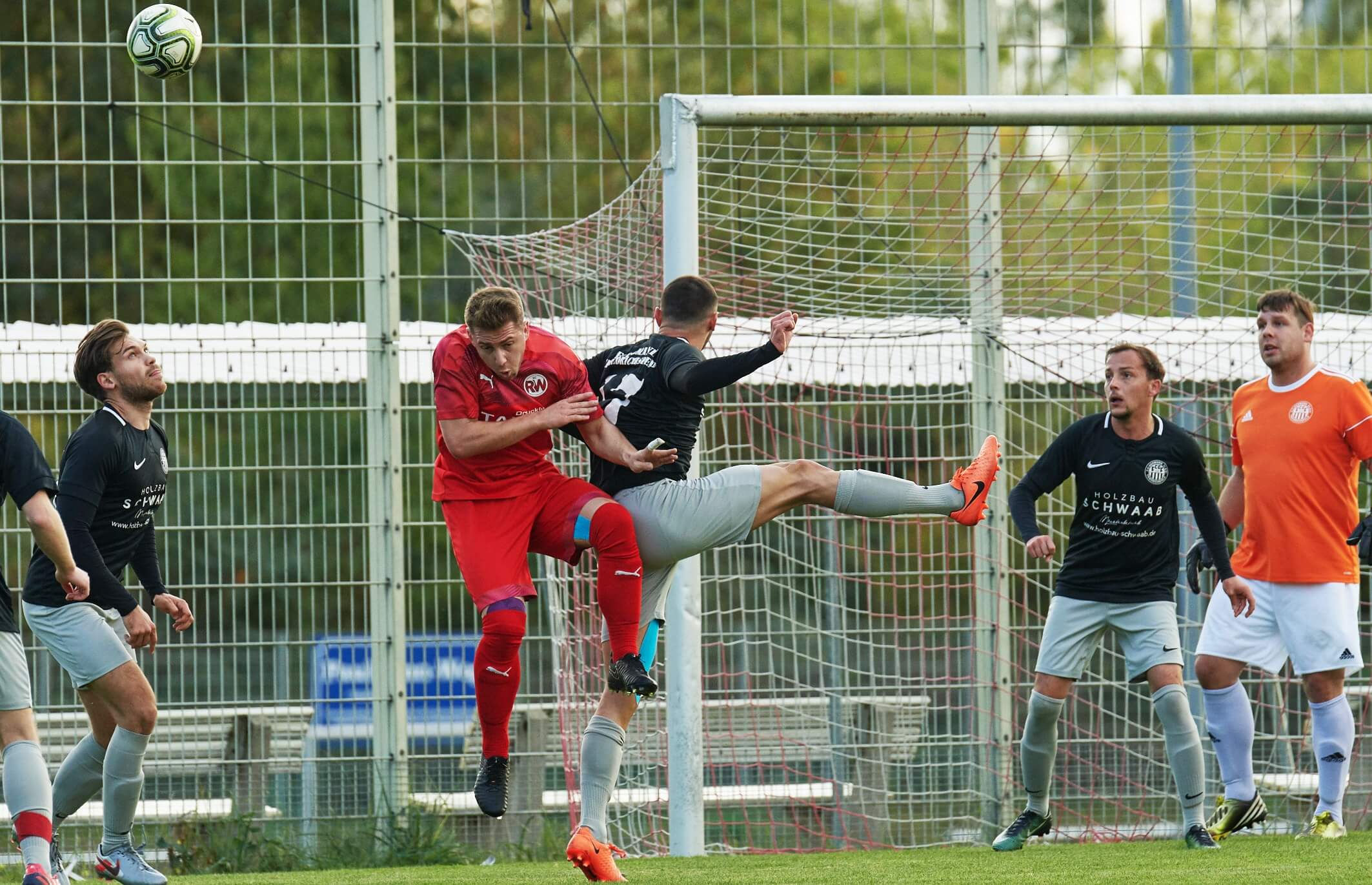 SC RW Rheinau - FC Germania Friedrichsfeld, Kreisliga, vor dem Germania-Tor, Mitte v.l. Rheinaus Yannick Drexler gegen Friedrichsfelds Tugay Caliskan. Bild: Berno Nix