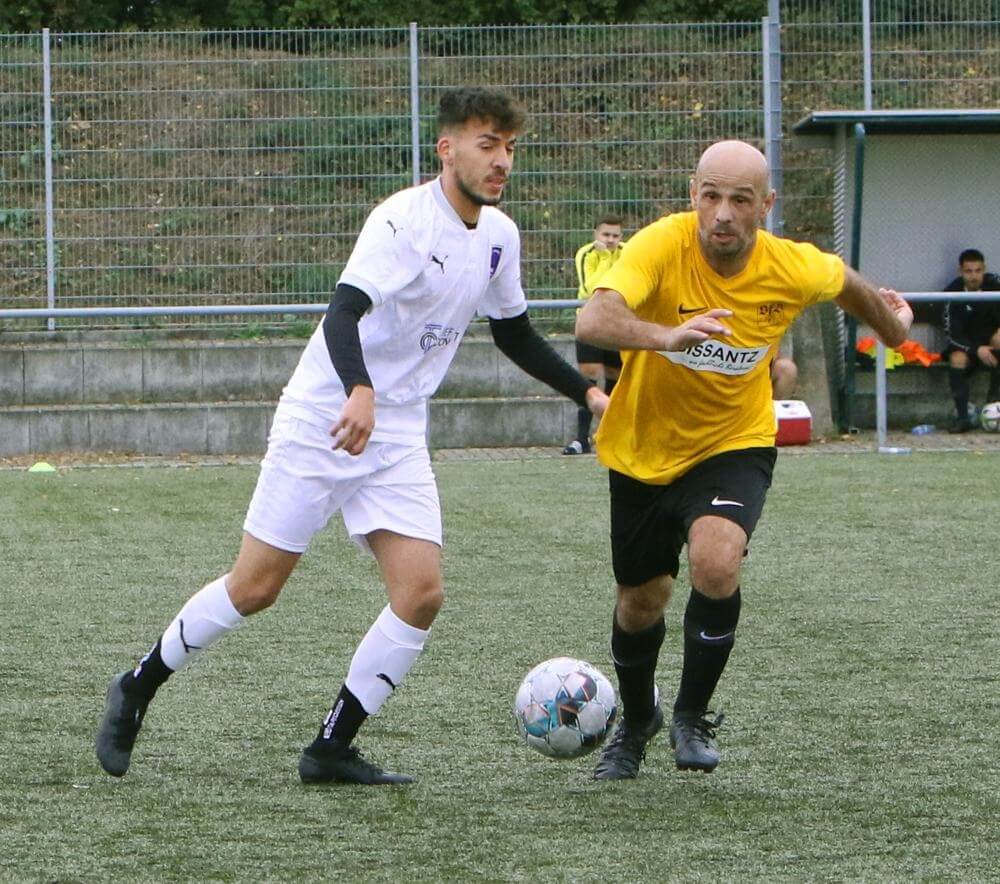 Spielertrainer Mendo Altintas (gelb) in Aktion Bild: Lothar Fischer