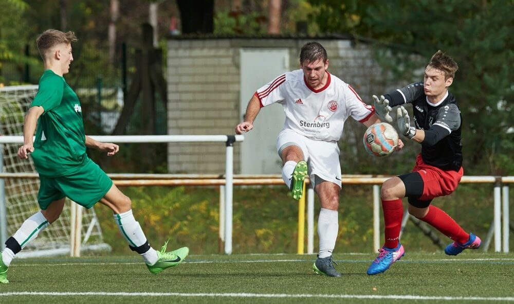 Archivbild aus 19/20. TSV Amicitia Viernheim II - SV Schriesheim, Kreisklasse A2. Marius Lohnert, li. Viernheims Felis Dewald, re. Viernheims Torwart Wladislaw Ruck. Bild: Berno Nix