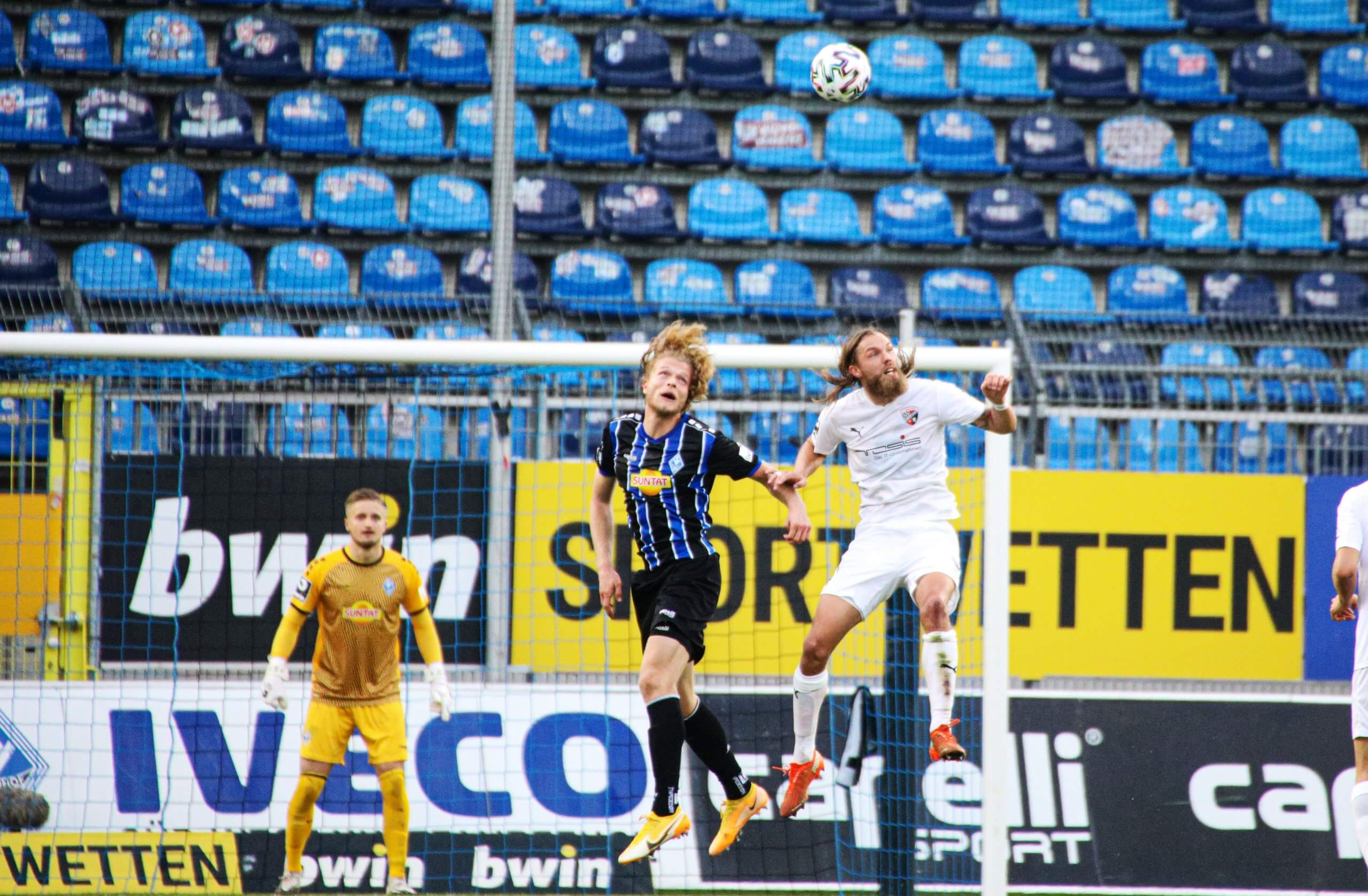 SV Waldhof Mannheim vs. FC Ingolstadt - Kopfballduell zwischen den beiden Innenverteidigern Jesper Verlaat (SV Waldhof Mannheim, #4) und Björn Paulsen (FC Ingolstadt, #4). Bild: Alfio Marino