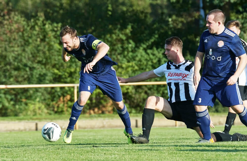 Archivbild: SKV Sandhofen - SG Croatia Mannheim, Kreisklasse A2, v.l. Croatias Josip Kalaica, Sandhofens Jakub Bednarski und Croatias Stjepan Akmacic. Foto: Berno Nix