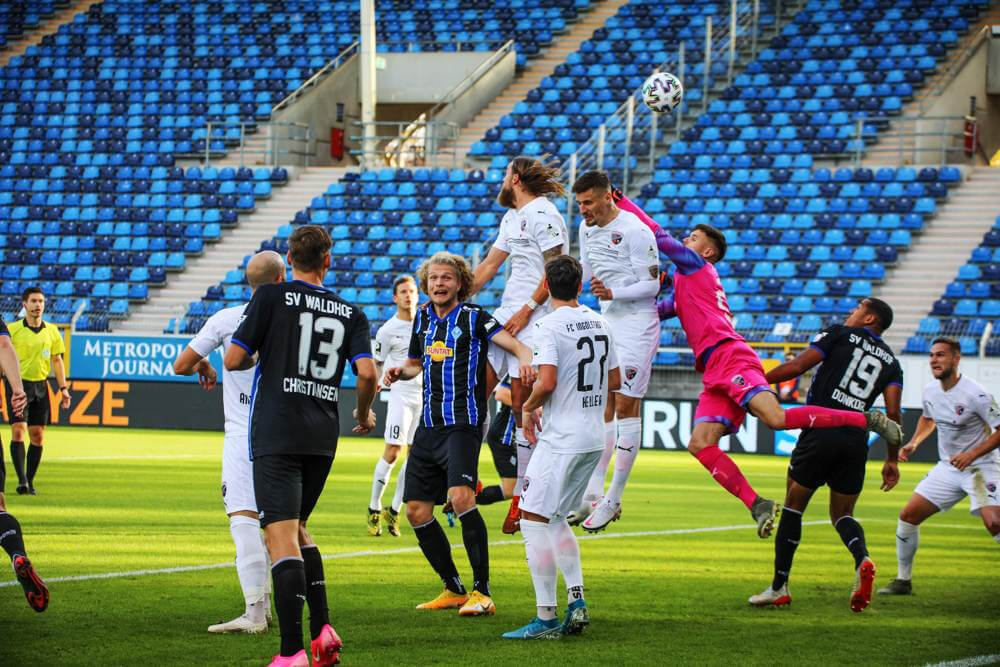 SV Waldhof Mannheim vs. FC Ingolstadt - Tumult im Sechszehner der Ingolstädter. Björn Paulsen (FC Ingolstadt) verlängert den Ball per Kopf zur Ecke. Bild: Alfio Marino