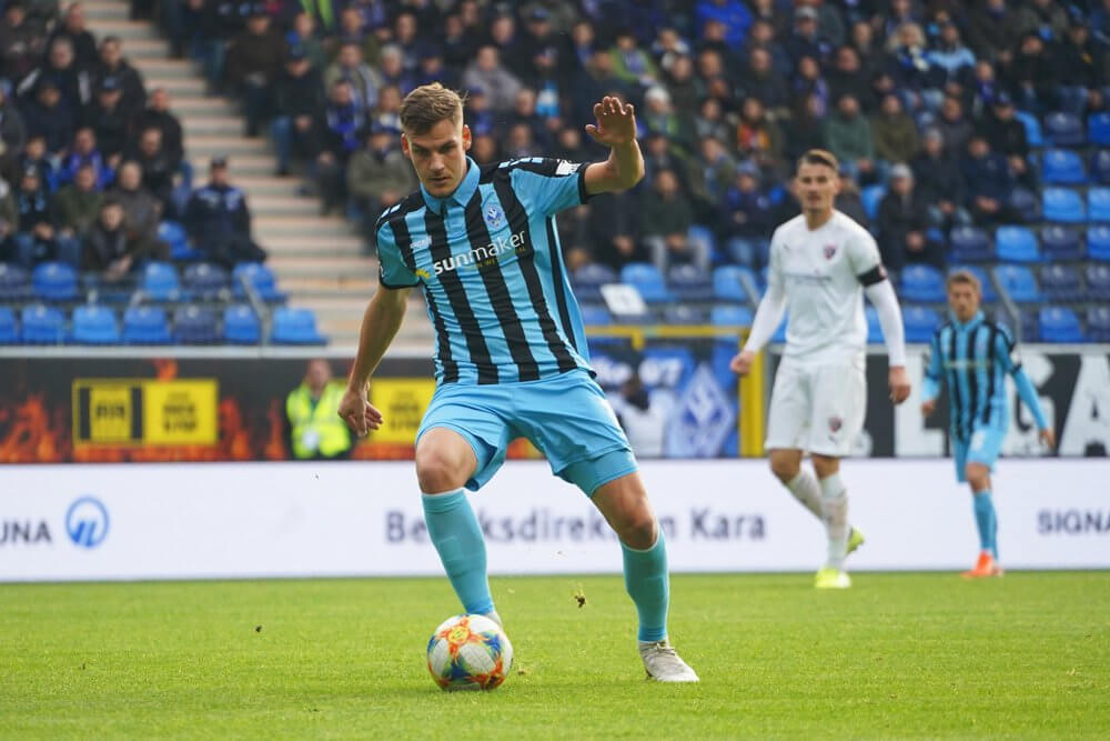 Archivbild aus dem Vorjahr. Am Ball Max Christiansen beobachtet von Ingolstadts Kapitän Stefan Kutschke Bild: Alfio Marino