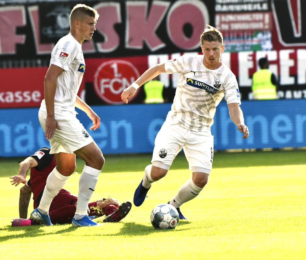 Archivbild: Sandhausen Linsmayer am Ball. Er hatte noch vor der Pause den 1:1 Ausgleichstreffer auf dem Fuß. AS Sportfoto.
