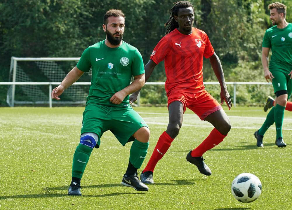 Archivbild 2019/2020 - FC Germania Friedrichsfeld - SG Hemsbach, Kreisliga, v.l. Friedrichsfelds Mert Altinisik gegen Hemsbachs Fofana Pa Malick. Bild: Berno Nix