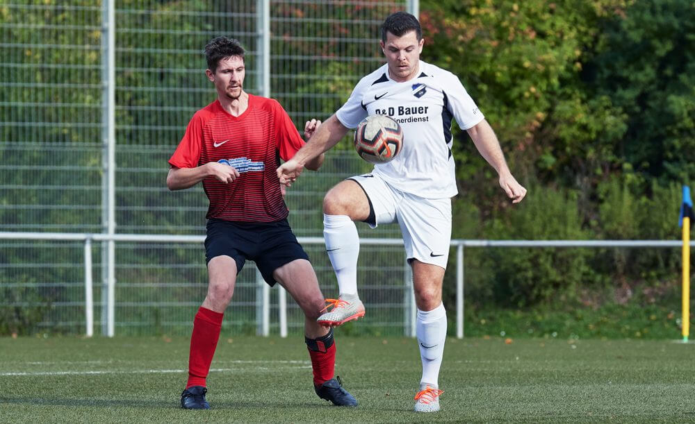 DJK/Fortuna Edingen-Neckarhausen - FC Viktoria Neckarhausen, Kreisklasse A1, v.l. Neckarhausens Daniel Zimmer gegen Edingens Aaron Schwarz. Bild: Berno Nix