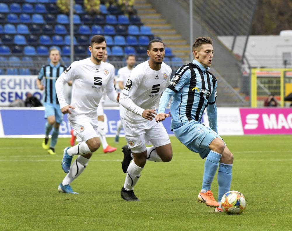 Jan Hendrik Marx (blau) fällt beim SV Waldhof noch auf unbestimmte Zeit aus (Archivbild) Bild: AS Sportfoto