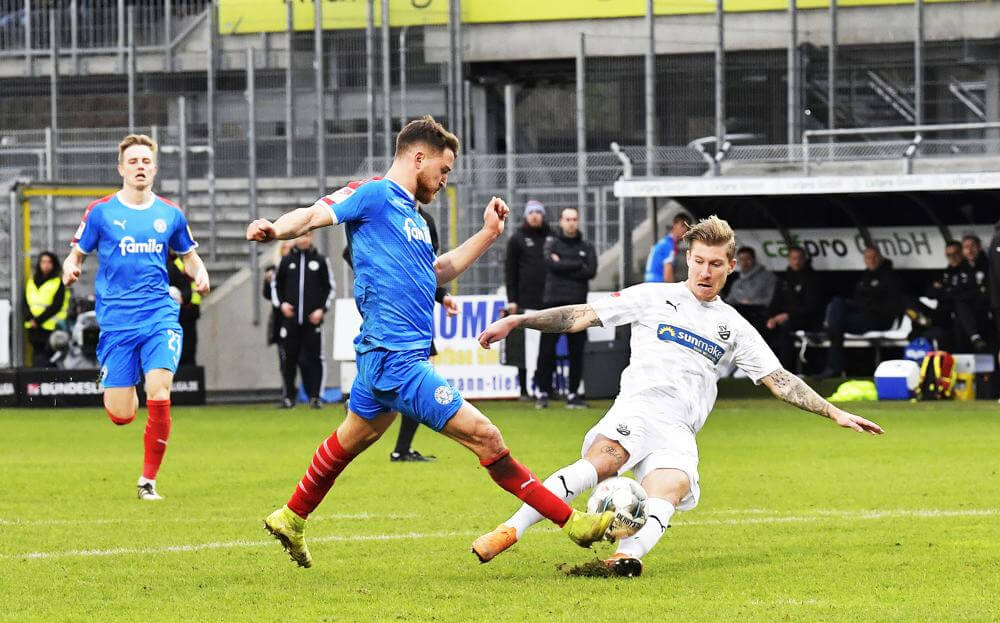 Archivbild: SV Sandhausen vs. Holstein Kiel - Nr. 7 Philipp Tuerpitz (Sandhausen) am Ball. AS Sportfoto