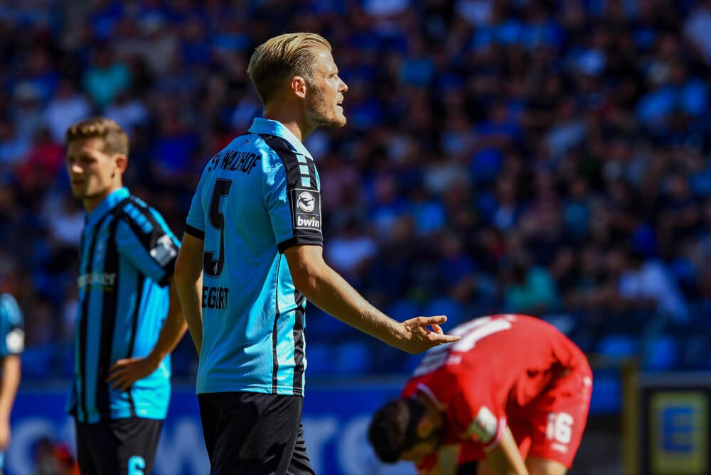 Marcel Seegert kann sich auf einen geruhsamen Samstag einstellen - die Partie beim FC Halle wurde abgesagt. geruhsamen  Bild: Alfio Marino