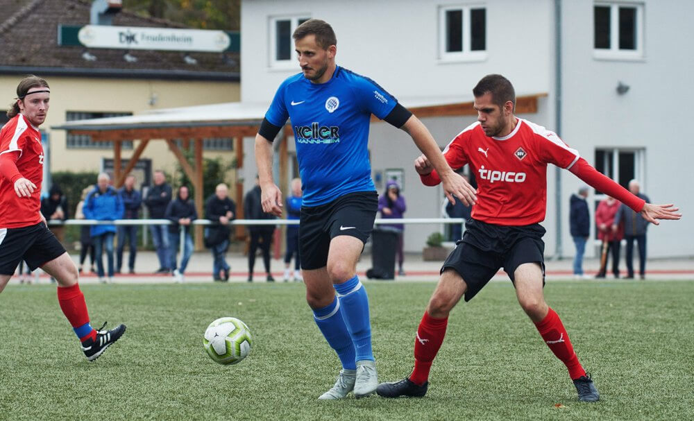 DJK Feudenheim - SSV Vogelstang, Kreisklasse A2, v.l. Feudenheims Markus Häberle gegen Vogelstangs Mark Scheel. Bild: Berno Nix