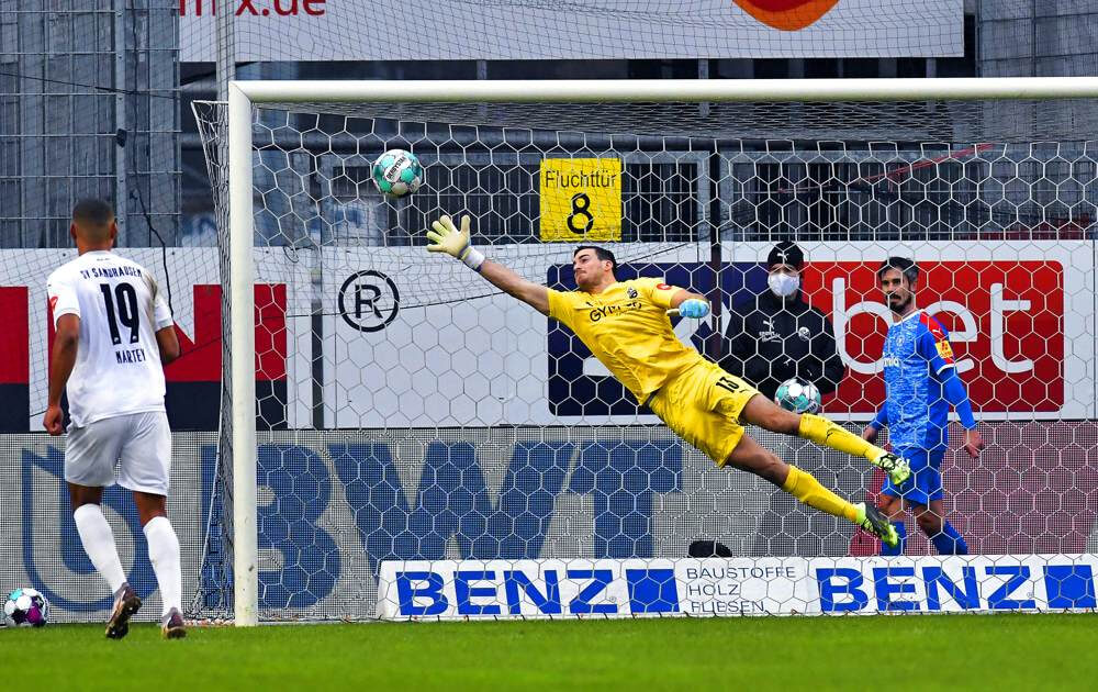 Sandhausens Keeper Wulle kann das Freistoßtor zum 0:1 nicht verhindern. AS Sportfoto