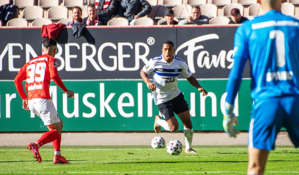 Waldhofs Anton Donkor (am Ball) visiert den Torwart an, Anil Gözütok (Kaiserslautern) versucht ihn zu stellen. Bild: Alfio Marino
