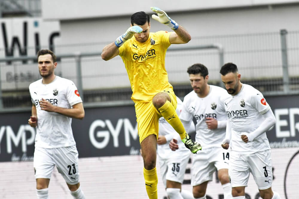 Sandhausen Keeper Rick Wulle (gelb) verhinderte mit einigen Paraden weitere Treffer der Wolfsburger. AS Sportfoto