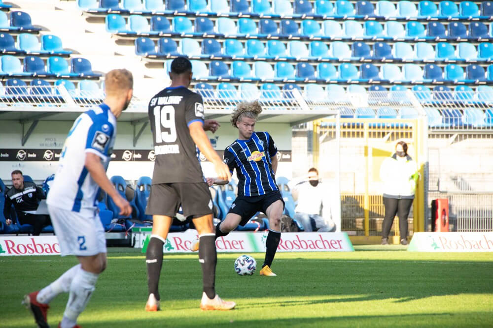 Archivbild. Jesper Verlaat (am Ball) verletzte sich in Meppen am Knie. Eine genaue Diagnose steht noch aus. Bild: Alfio Marino