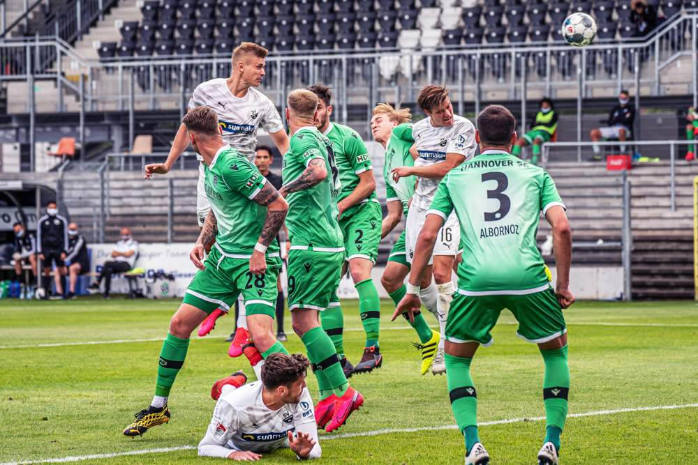 Spielszene vom Mai 2020. SVS-H96 - damals bezwangen die Sandhäuser die Hannoveraner souverän. AS Sportfoto