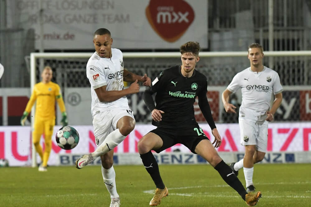 Am Ball Nikolas Nartey vom SV Sandhausen hier gegen Greuther Fürth   Bild: AS Sportfoto