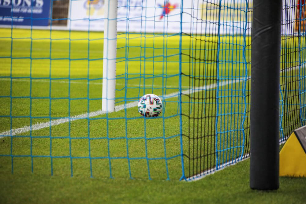 Gleich fünf Mal durften die Waldhöfer das runde Leder aus dem eigenen Tor holen.  Bild: Alfio Marino