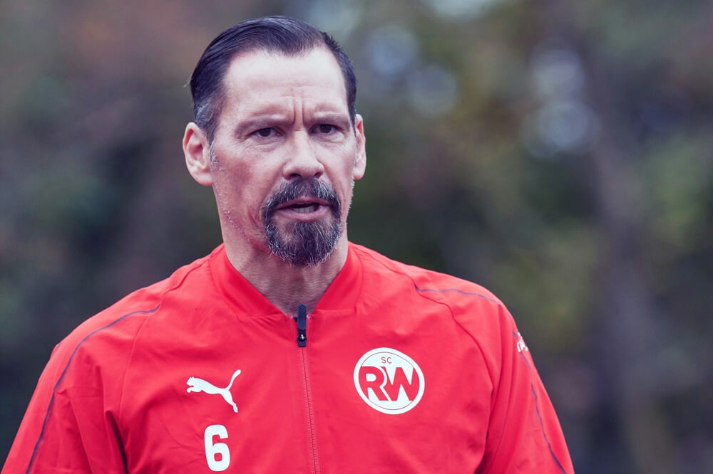 Peter Brandenburger wird auch in der Spielzeit 2021/2022 die Rheinauer trainieren. Bild: Berno Nix