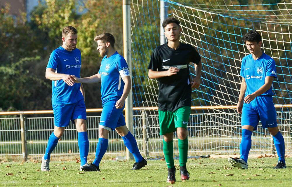 SC Kaefertal - SG Hohensachsen, Kreisklasse A2, Torjubel beim SCK zum 4:0 (Elfmeter), v.l. Dennis Przybyla gratuliert Torschütze Kurt Schick, re. Friedrich Hoehnle - dazwischen Hohensachsens Kaan Bilgili. Bild: Berno Nix