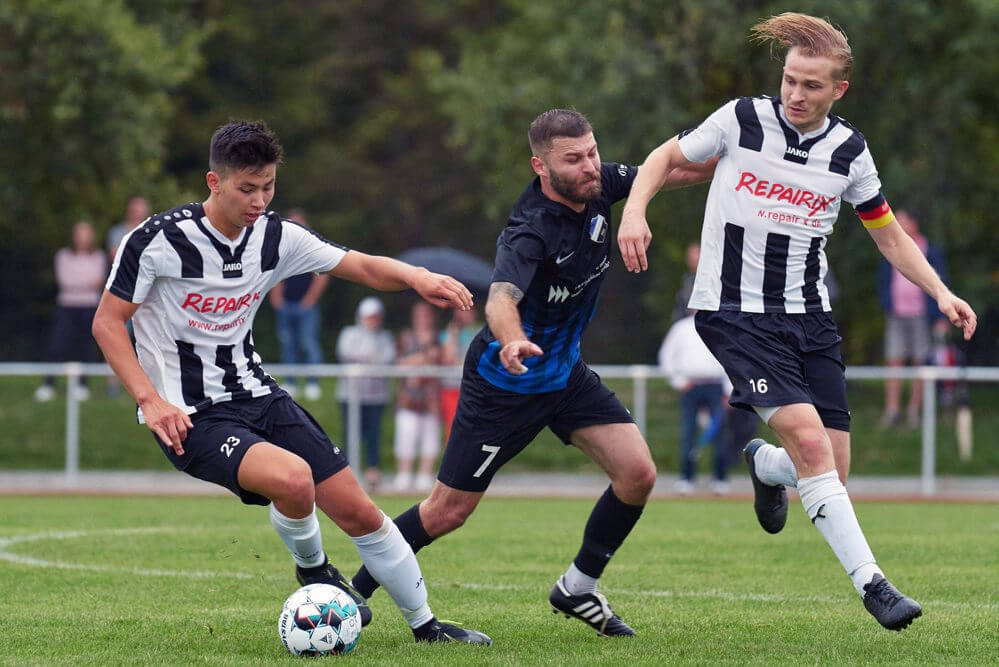Kreispokalfinale, DJK Fortuna Edingen/Neckarhausen - SKV Sandhofen, Edingens Savas Badalak zwischen den Sandhofern Fridolin Hoehnle (li.) und Sebastian Pah (re.). Bild: Berno Nix