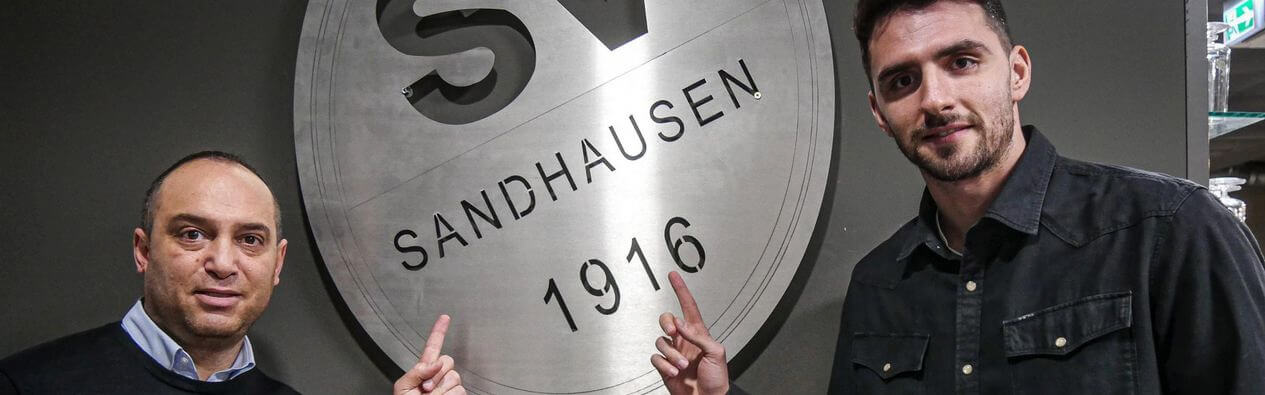 Der sportliche Leiter des SVS, Mikayil Kabaca (links) und der Bremer Neuzugang Stefanos Kapino (rechts). Bild: SV Sandhausen