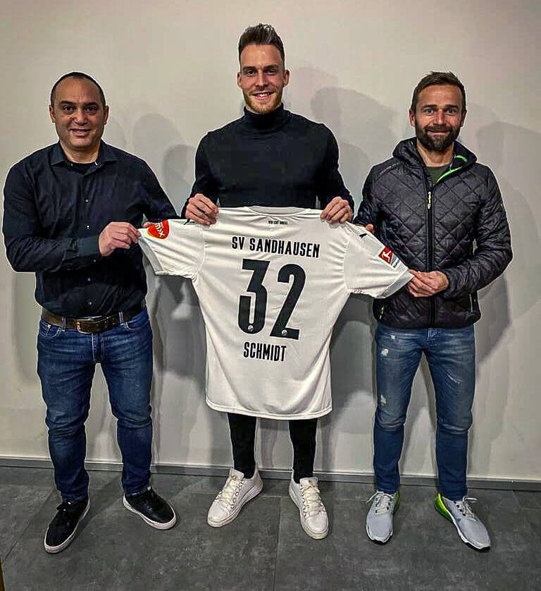 Patrick Schmidt (Mitte) mit SVS-Trainer Michael Schiele (rechts) und Mikayil Kabaca (Sportlicher Leiter SVS/links).)  Bild: SV Sandhausen