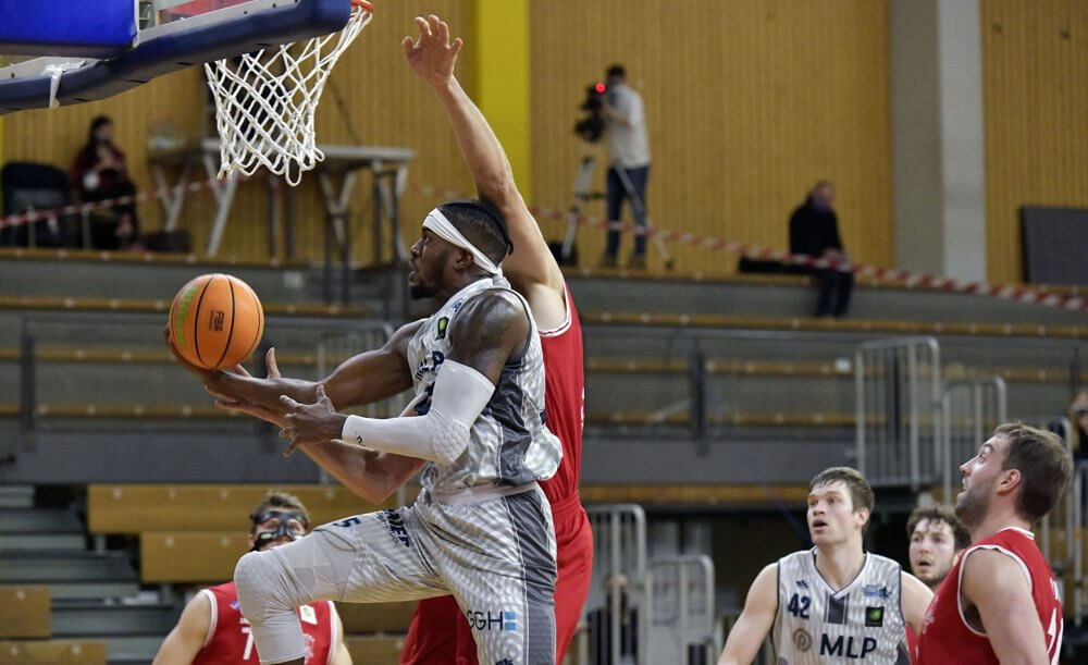 Offensivspektakel beschert Sieg und direkten Vergleich