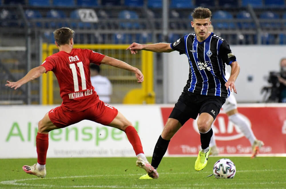 Szene aus dem Hinspiel in Mannheim. SV Waldhof Mannheim - Viktoria Köln Jan Christoph Just (blau, SVW). AS Sportfoto