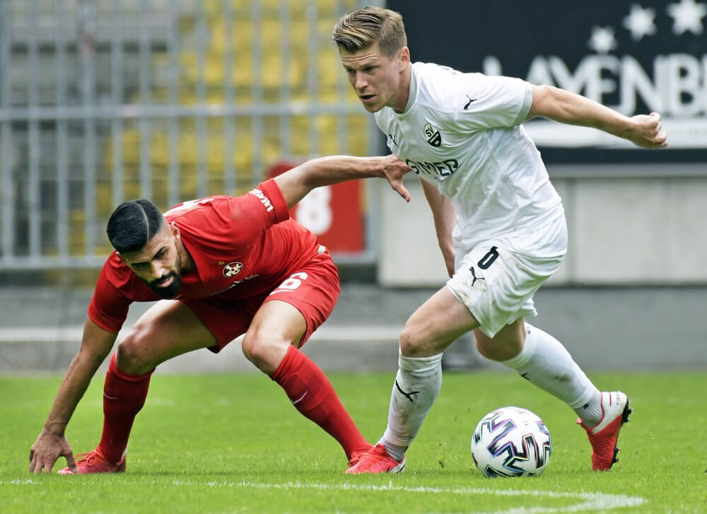 Denis Linsmayer (weiß) in Aktion. Szene aus SVS-1.FCK. AS Sportfoto
