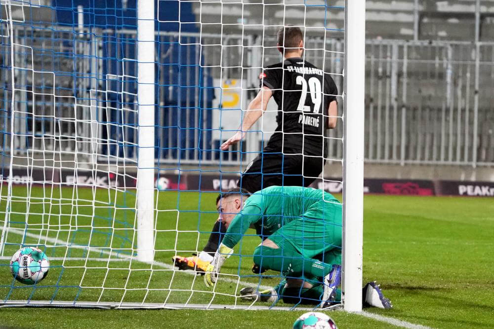 Nach wenigen Sekunden trifft Nils Röseler (SV Sandhausen)zum 0:1. Darmstadt-Keeper Marcel Schuhen ist chancenlos. Bild: Marc Schüler Sportpics