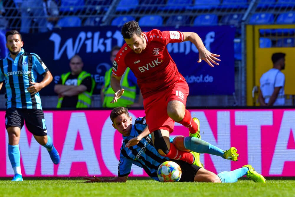 Die Rückkehr von Waldhofs Marco Schuster (am Boden im Zweikampf) wirkt sich positiv auf das Spiel der Waldhöfer aus. AS Sportfoto