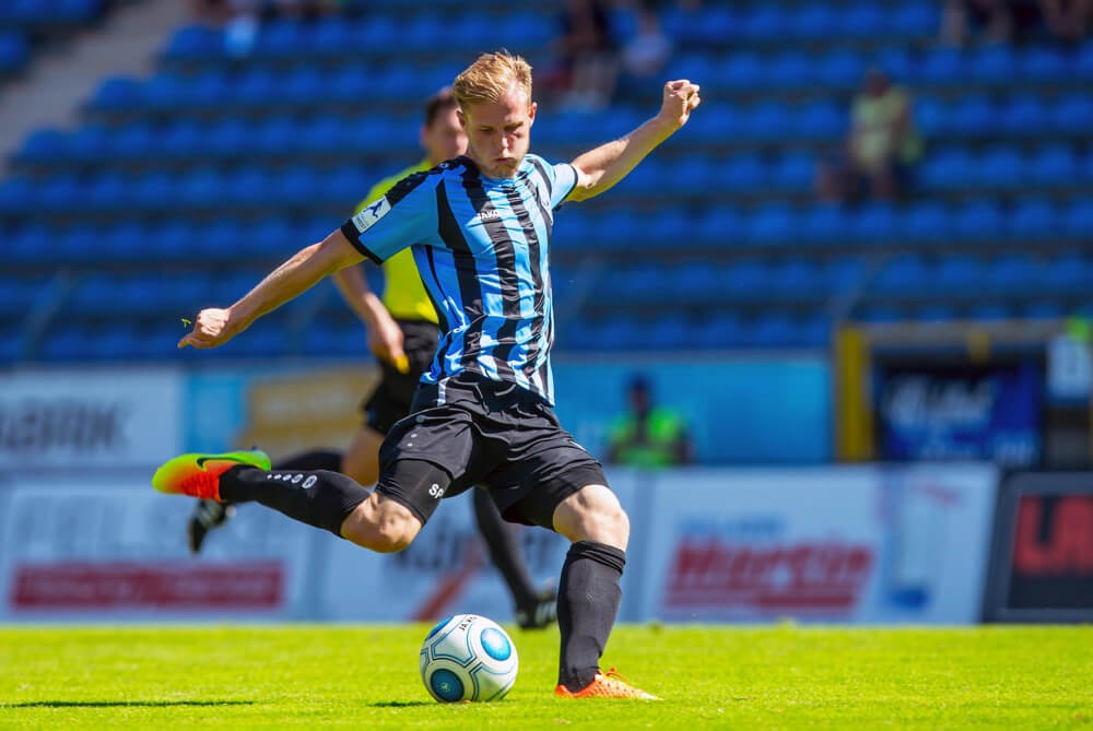 Archivbild: Waldhofs Marcel Seegert scheiterte kurz vor Spielende mit einem Pfostenknaller. AS Sportfoto
