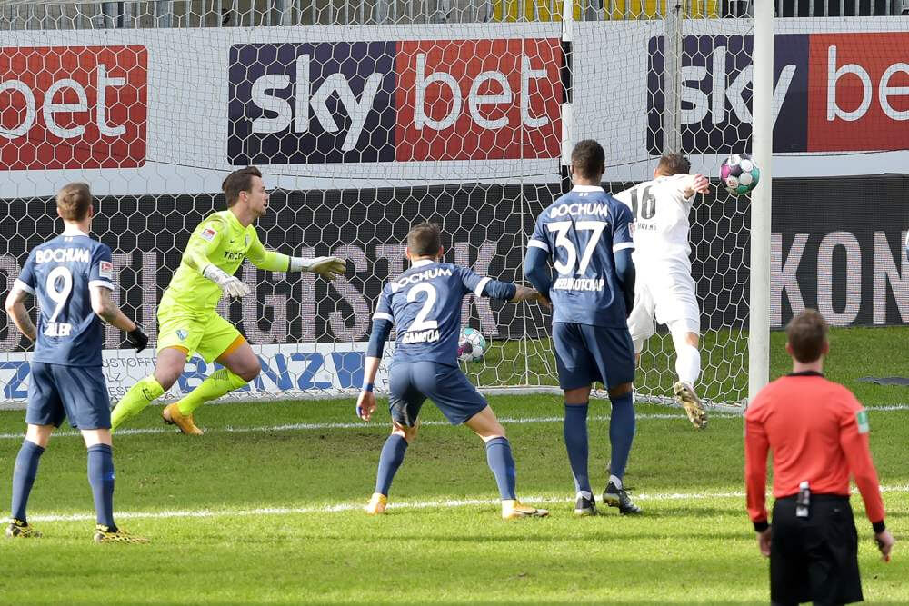 Kevin Behrens (weiß) köpft zur 1:0 Führung für den SV Sandhausen ein. Bild: Siegfried Lörz Kraigaufoto